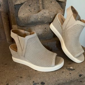 Sonoma never been worn slight wedge sandal